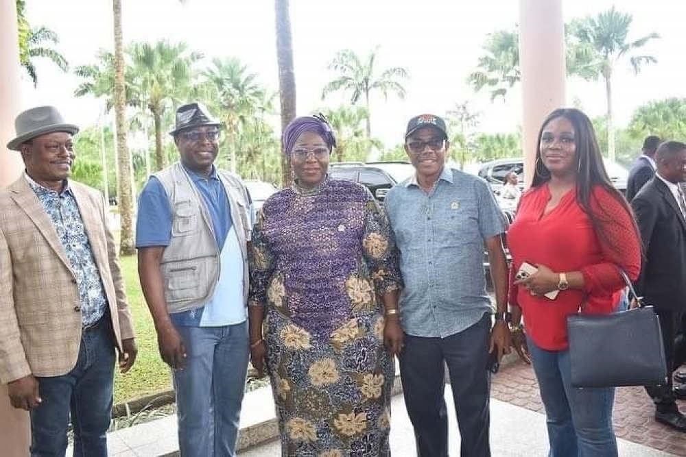 Governor of Akwa -Ibom state, represented by the Deputy Governor, Her Excellency, Senator Akon Eyakenyi held a brief meeting with the Hon. Minister of Works H.E.Sen (Engr) David Nweze Umahi, CON while on inspection tour of roads in Akwa-Ibom. Thursday 21st.Sept, 2023