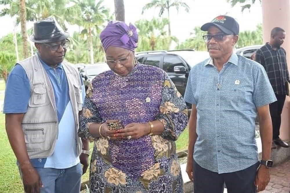Governor of Akwa -Ibom state, represented by the Deputy Governor, Her Excellency, Senator Akon Eyakenyi held a brief meeting with the Hon. Minister of Works H.E.Sen (Engr) David Nweze Umahi, CON while on inspection tour of roads in Akwa-Ibom. Thursday 21st.Sept, 2023